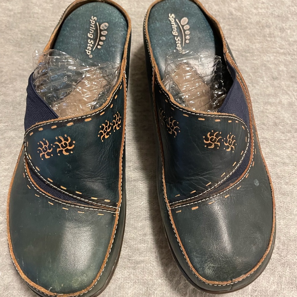 Spring step clogs